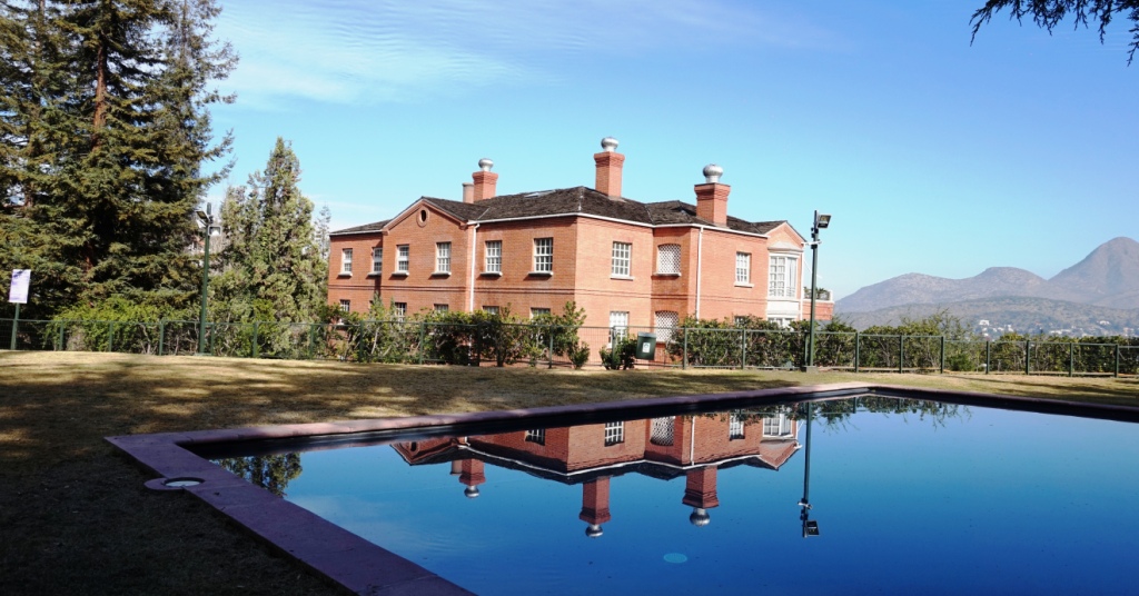 Al lado Colegio May-Flower